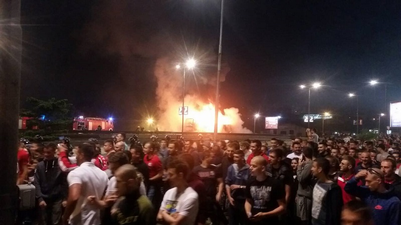 ЗВЕЗДА НАСТАВИЛА ФЕШТУ: Бакља запалила аутобус, играчи искакали